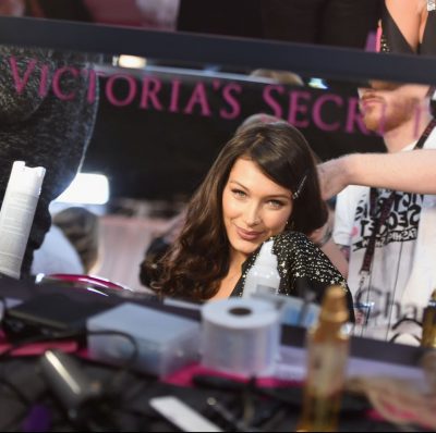 NUK U PËRDOR FURÇË/ Ja “fije për pe” truku i makijazhit dhe i flokëve në “Victoria’s Secret”