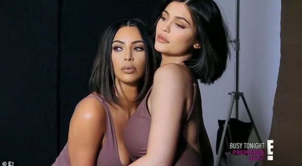 KËSHTU S’I KISHM PARË NDONJËHERË/ Kim Kardashian publikon FOTOT provokuese me motrën e saj