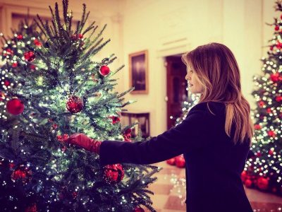FESTAT E FUNDVITIT/ Melania Trump zbulon pemën e Krishtlindjeve në Shtëpinë e Bardhë (VIDEO)