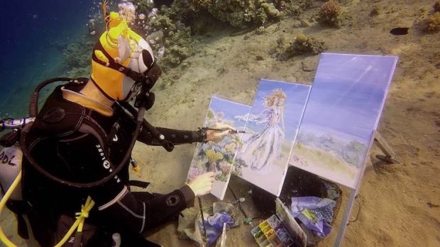 E PABESUESHME/ Artistja e talentuar pikturon nën ujë (VIDEO)
