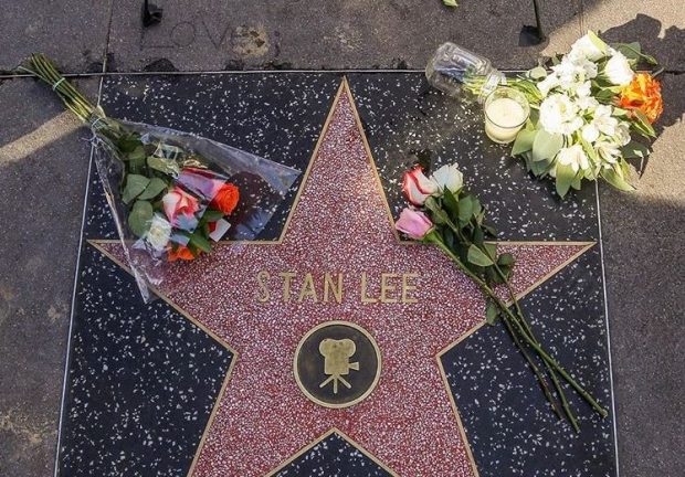 U NDA NGA JETA PREJ SËMUNDJEVE/ Fansat i bëjn homazh Stan Lee në yllin e tij të Walk of Fame