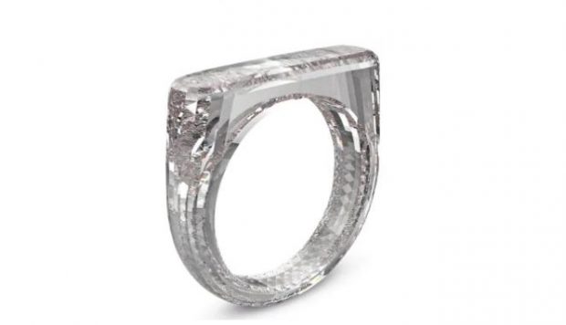 NUK PËRMBAN ASNJË LLOJ METALI/ Vjen unaza e realizuar 100% nga diamanti