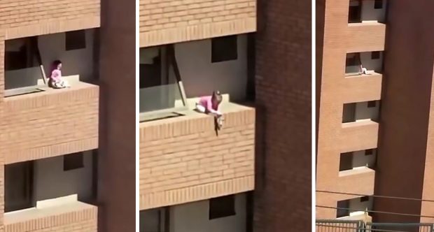 E FRIKSHME/ Vajza luan me kukullën në cepin e ballkonit (VIDEO)
