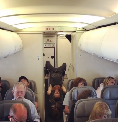 U HABITËN TË GJITHË/ Shfaqja e “çuditshme” e yogës në fund të aeroplanit (VIDEO)