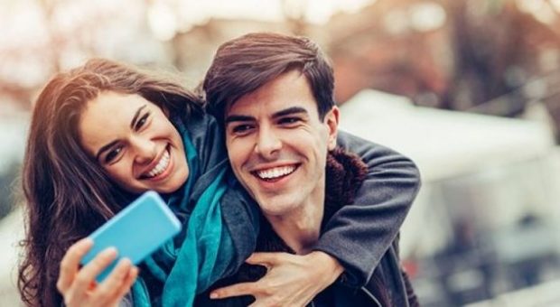 STUDIMI TRONDITËS/ Gjysma e çifteve aktrojnë në internet se kanë një lidhje të lumtur