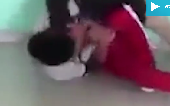 VIDEO SHOKUESE/ Nxënësi refuzoi të hiqte telefonin, mësuesi ia përplas kokën në dysheme