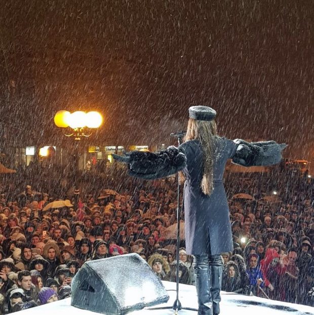“ÇMENDET” RRJETI/ Këngëtaren serbe e ftojnë për koncert në Kosovë (FOTO)