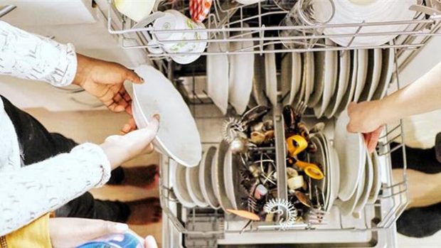 NË TRE HAPA TË THJESHTË/ Kështu mund të pastroni pjatalarësen tuaj