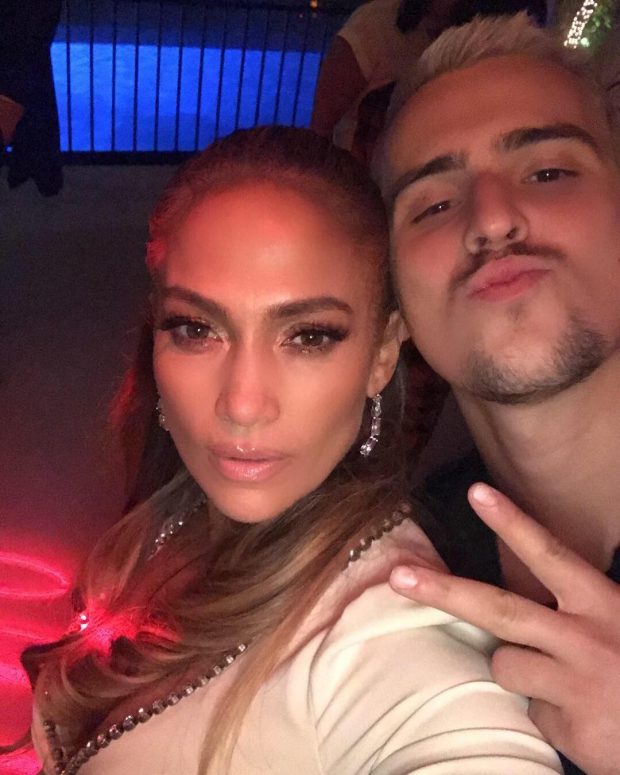 ME RASTIN E KRISHTLINDJEVE/ Këngëtari shqiptar këndoi live para Jennifer Lopez dhe reagimi saj s’duhet humbur (VIDEO)