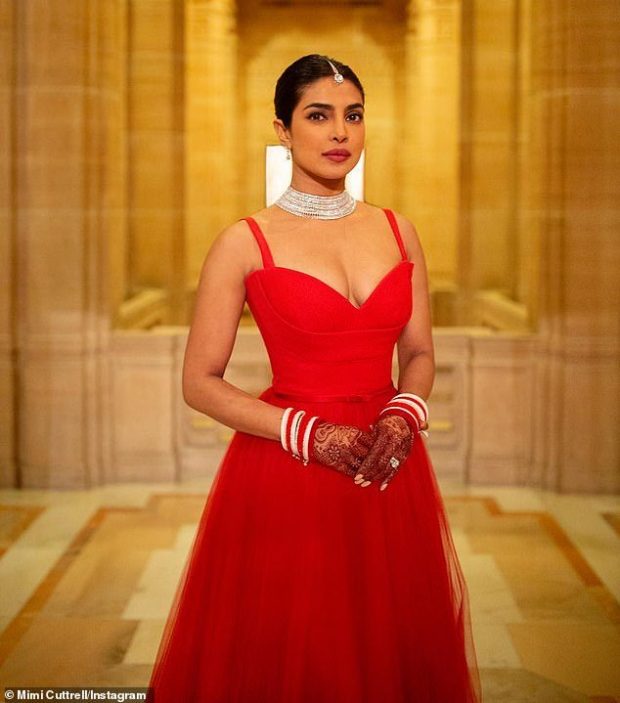 NË PRITJEN E DASMËS/ Aktorja indiane ka shkëlqyer e veshur me “Dior”