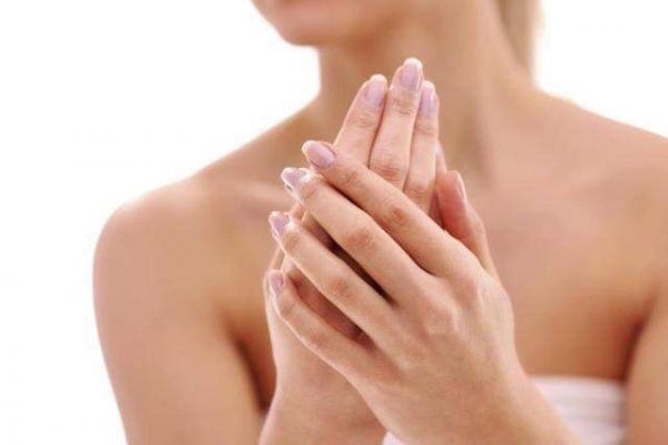 GJATË STINËS SË DIMRIT/ Ja disa këshilla si të kujdeseni për duart tuaja