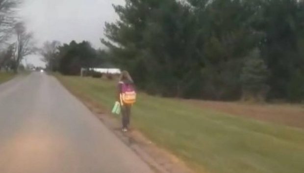 KA EDHE KËSHTU/ Babai detyron vajzën të ecë 8 km për ti dhënë një mësim në lidhje me shokët (VIDEO)