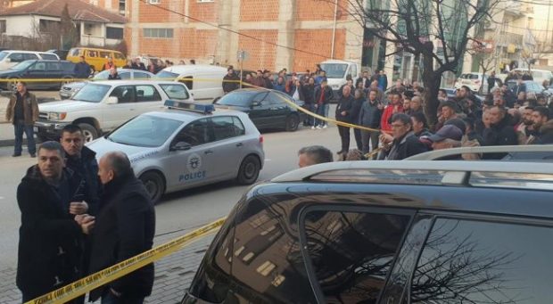 NGJARJA TRONDITËSE NË KOSOV/ Reperi shqiptar reagon për vrasjen e policit (FOTO)