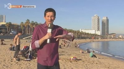 E PAZAKONTË/ Gazetari po raportonte temperaturat e larta, papritmas shfaqet një pushues nudo (VIDEO)