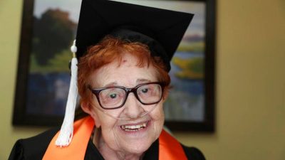 JO ËNDËRR POR REALITET/ Pensionistja diplomohet në moshën 82-vjeçare