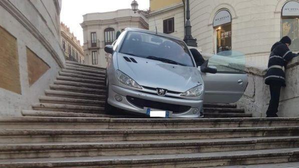 ISHTE I DEHUR/ 27 vjeçari në Romë i zbriti shkallët me… makinë