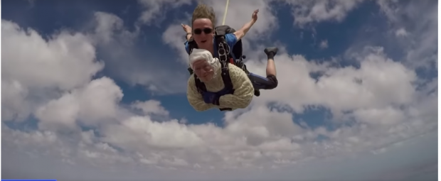 U HABITËM/ Mosha nuk ndal 102 vjeçaren, hidhet me parashutë për bamirësi (VIDEO)