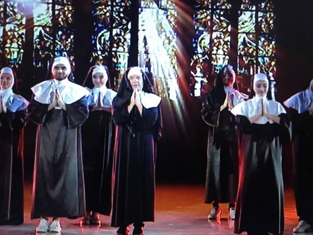 “DEL PROTESTA…”/ Sazan Guri shndërrohet si një murgeshë në “Dance With Me” dhe ka një mesazh për shqiptarët