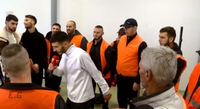 “FREESTYLE” NË BURG/ Reperi shqiptar sjell atmosferë te të burgosurit (VIDEO)