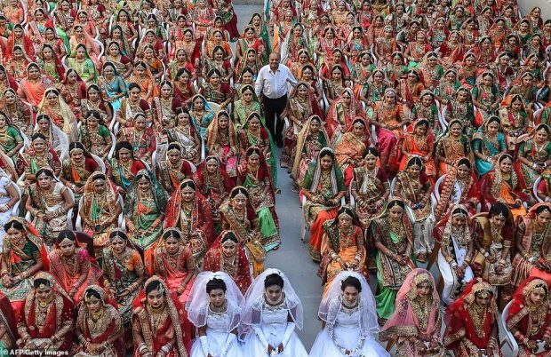 CEREMONI MASIVE/ Qindra femra jetime martohen në të njëjtën ditë (FOTO)