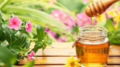 “ILAÇI POPULLOR”/ Ja 7 mënyra si të përdorim mjaltin si produkt kozmetik
