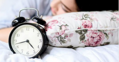 MOS E NEGLIZHONI/ Të flesh më shumë se 8 orë gjumë në ditë rrit rrezikun e sëmundjeve të zemrës