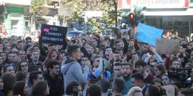 PO TI PO VJEN? Moderatorja e njohur del në protestë me studentët (FOTO)