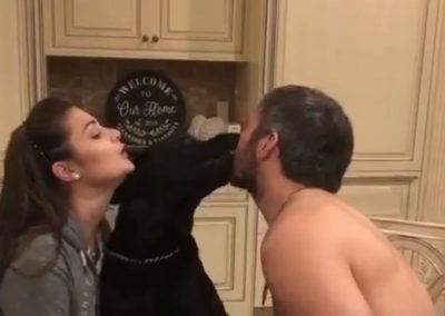 VIDEO QË PO BËN XHIRON E RRJETIT/ Ky qen xheloz ndalon çiftin të puthet
