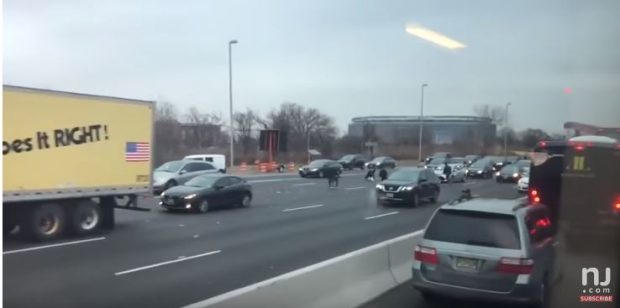 “SHI DOLLARËSH”/ “Çmenden” njerëzit në autostradë, vërsulen për të marrë paratë (VIDEO)