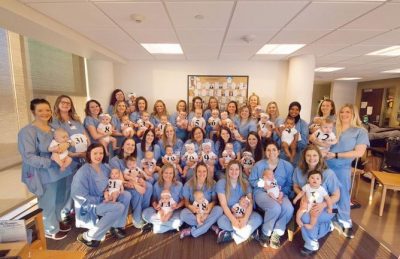 THYEJNË REKORD/ 31 anëtare të stafit mjeksor sjellin në jetë 32 foshnje në vitin 2018