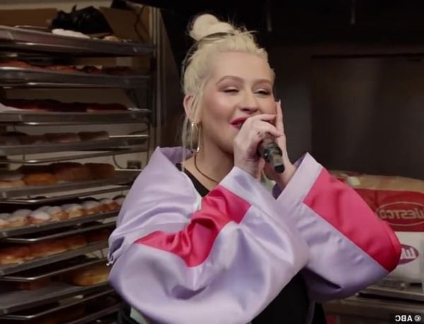 VIDEO QË NUK DUHET HUMBUR/ Christina Aguilera surprizon klientët në një market