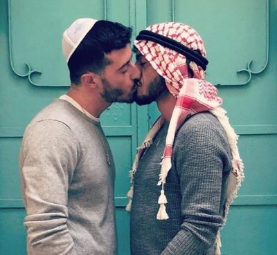 “PAQE, DASHURI DHE PROVOKIM”/ Puthja mes një hebrei dhe palestinezi bëhet virale (FOTO)