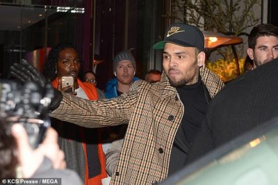 PASI U AKUZUA SE PËRDHUNOI NJË VAJZË/ Chris Brown shfaqet në publik dhe ja si reagoi me fansat (FOTO)