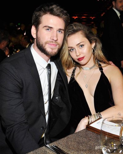 EMOCIONUESE/ Liam Hemsworth e quan për herë të parë “grua” në publik dhe reagimi i Miley Cyrus është epik