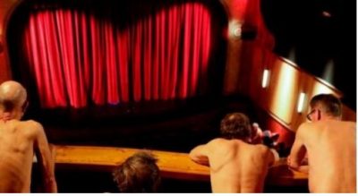 E PAZAKONTË/ Aktorët dhe publiku shfaqen nudo në teatër (FOTO)