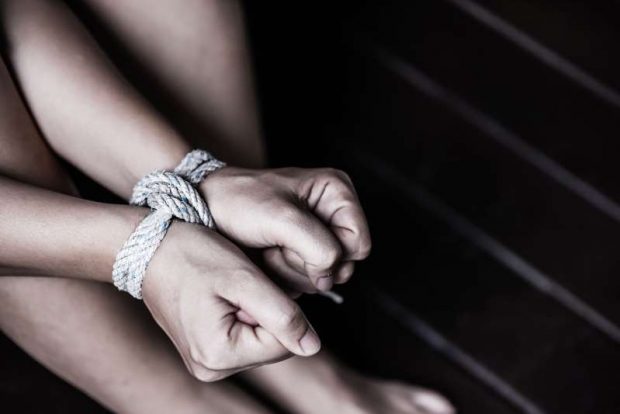 “DO BËHESH MODELE”/ Historia e gruas që përfundoi në skllave seksi