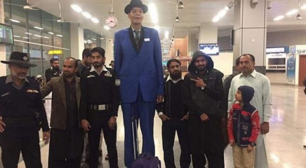 “E KA TË PAMUNDUR”/ Burri i gjatë dy metra e gjysmë nuk gjen dot të dashur (FOTO)