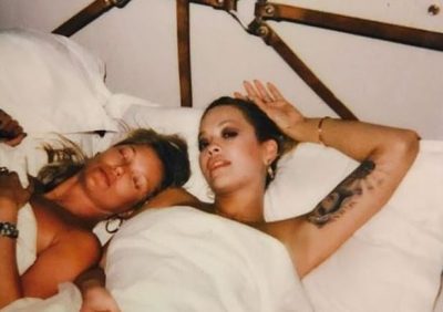 U SHFAQËN LAKURIQ/ Rita Ora në shtrat me modelen e njohur (FOTO)