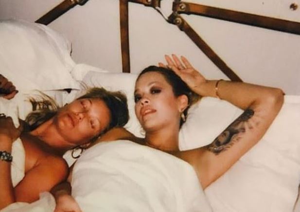 U SHFAQËN LAKURIQ/ Rita Ora në shtrat me modelen e njohur (FOTO)