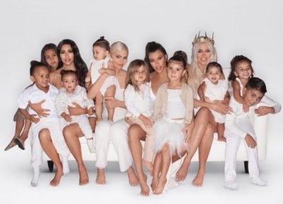 EDHE PSE TË VOGLA NË MOSHË/ Vogëlushet e familjes Kardashian-Jenner kanë nga një çantë “Louis Vuitton”