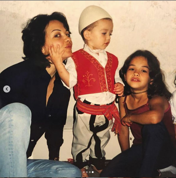 “FRYMËZIMI IM”/ Rita Ora uron nënën për ditëlindje (FOTO)