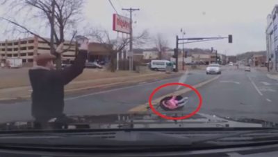 PAMJE SHOKUESE/ 2 vjeçarja bie nga makina e prindërve, përfundon në mes të rrugës (VIDEO)