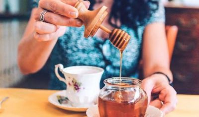 I PASUR NË MINERALE/ Ja pse duhet ta filloni mëngjesin me një lugë mjaltë