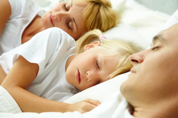 Pse të flesh në një shtrat me fëmijën është gjëja më e gabuar?