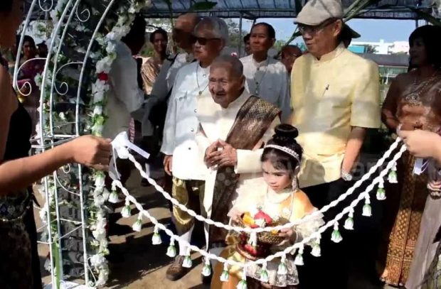 DASHURIA NUK NJEH MOSHË/ 100 vjeçari martohet me 96 vjeçaren (VIDEO)