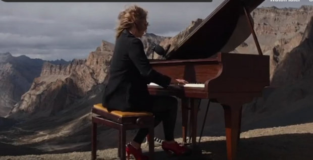 KRYEVEPRA E SHOPEN LUHET NË HIMALAJË/ Pianistja hyn në Guinness, luan për 90 minuta në majën e botës (VIDEO)