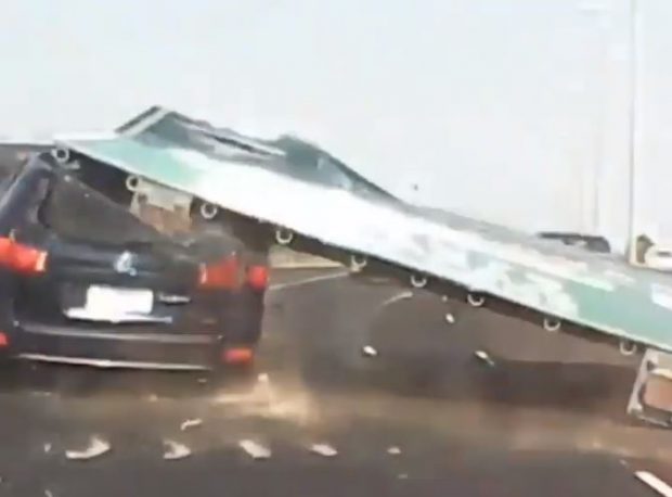 PAMJE DRAMATIKE/ Gruaja i shpëton vdekjes teksa një tabelë gjigande bie mbi makinën e saj (VIDEO)