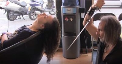 TEKNIKA SUPER E VEÇANTË/ Ky parukier përdor shpata dhe flakë për të prerë flokët (VIDEO)