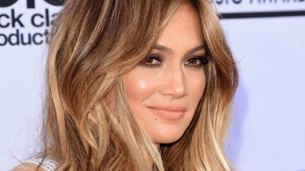 NUK QENKA SIÇ MENDONIM/ Jennifer Lopez publikon foton pa make up