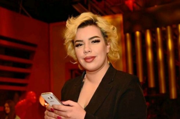 U KRITIKUA PËR VESHJEN NË FESTIVAL/ Këngëtarja shqiptare revoltohet ndaj mediave: Ma shkatërruat këngën